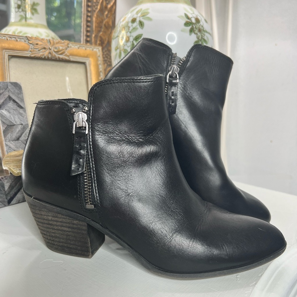 FRYE Judith Zip Bootie